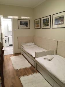 Ένα ή περισσότερα κρεβάτια σε δωμάτιο στο Harangláb Apartman Tata