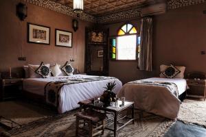 - une chambre avec 2 lits, une table et une fenêtre dans l'établissement Riad Ouarzazate, à Ouarzazate 37 autres photos