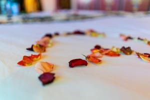 un groupe de fleurs tombées sur une table dans l'établissement Riad Ouarzazate, à Ouarzazate