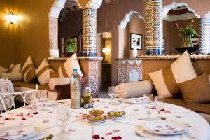 Reštaurácia alebo iné gastronomické zariadenie v ubytovaní Riad Ouarzazate