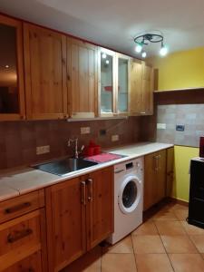 una cocina con fregadero y lavadora en Casa MAEL - CIR 0017, en Saint-Pierre 11 fotos más