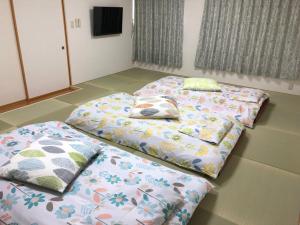 2 Betten auf dem Boden in einem Zimmer in der Unterkunft 大阪西九条stay in Osaka