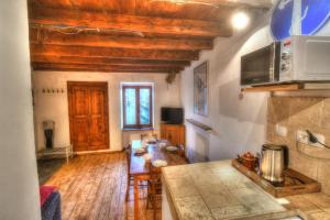 cocina con suelo de madera y mesa en una habitación en petite maison à Huez en Huez