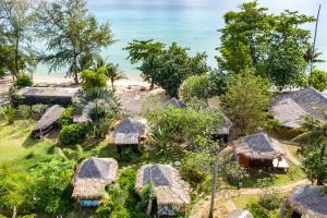 Ein Garten an der Unterkunft Monkey Island Resort Koh Mak