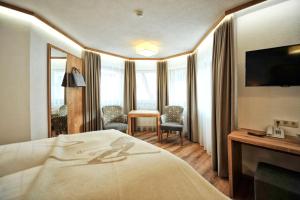 Postel nebo postele na pokoji v ubytování Hotel Maria Theresia
