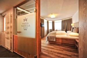 Postel nebo postele na pokoji v ubytování Hotel Maria Theresia