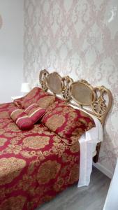 um quarto com uma cama vermelha e 2 almofadas em Bnap Gesta em Oviedo
