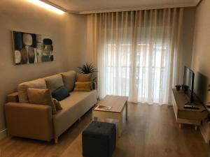 sala de estar con sofá y mesa en Apartamento Abuelo Mayorga, en Plasencia