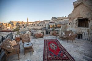 A balcony or terrace at Zara Cave Hotel