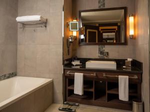 Bilik mandi di Retaj Salwa Resort & Spa