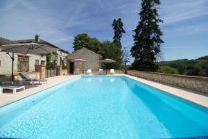 una piscina frente a una casa en Le Farat Bed & Breakfast, en Auvillar