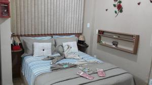 um quarto com uma cama com animais de peluche em Apart Hotel em Caxambu207 em Caxambu