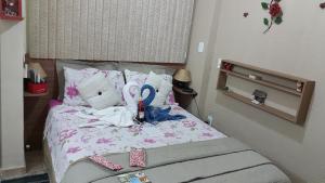 uma cama com um monte de itens sobre ela em Apart Hotel em Caxambu207 em Caxambu