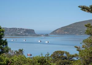 Elle offre une vue sur un lac avec des bateaux. dans l'établissement Double Dutch B & B, à Knysna