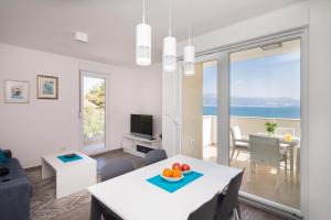 sala de estar con vistas al océano en Apartments Alba 1, en Slatine
