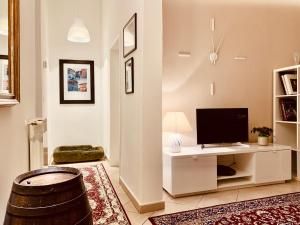 uma sala de estar com televisão numa mesa branca em Casa di Vasco - Home of Vasco em San Miniato