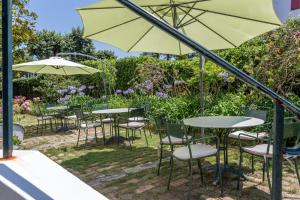 Ein Garten an der Unterkunft Hotel Les Goelands