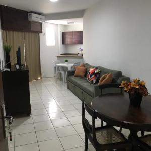 sala de estar con sofá y mesa en Apartamento na Praia da Barra, en Río de Janeiro