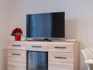 Televízia a/alebo spoločenská miestnosť v ubytovaní Feniks Apartament