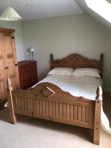 Un pat sau paturi într-o cameră la Thurdistoft Farmhouse, Dunnetbay accommodation