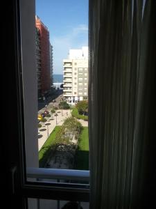 ein Fenster mit Blick auf eine Stadtstraße in der Unterkunft Begoña Playa in Gijón