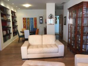 A seating area at Appartamento Fronte Mare