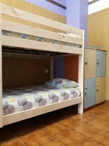 Bunk bed o mga bunk bed sa kuwarto sa Albergue La Vargona