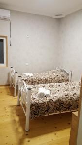 um quarto com três camas num quarto em Guest House Family Inn em Tbilisi
