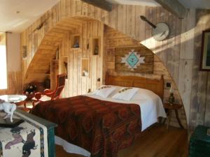 Postel nebo postele na pokoji v ubytování chambre d'hôte atypique "West little ranch" chambre amérindienne