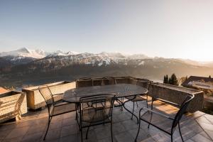 Vista generica sulle montagne o vista sulle montagne dall'interno dello chalet