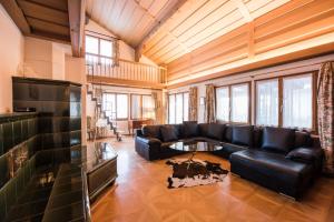 a living room with a couch and a table at Chalet Fernblick in Beatenberg