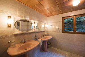 un bagno con lavandino e specchio di Chalet Fernblick - Panoramic view a Beatenberg
