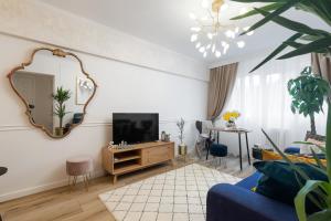 Μια τηλεόραση ή/και κέντρο ψυχαγωγίας στο Eclectic 3 bedroom Calea Victoriei by Urbanesq