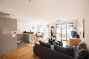 sala de estar con sofá y cocina en Holiday Apartment Alpenblick en Brienz