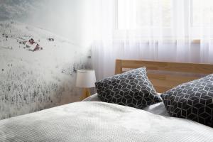 Postel nebo postele na pokoji v ubytování Apartament z garażem "Widok na Skrzyczne" - Słoneczna Góra