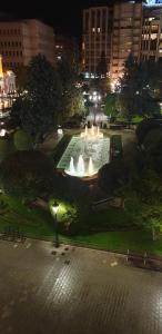 Una fuente con luces en un parque por la noche en ALTOZANO, en Albacete