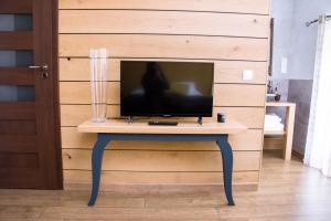 TV a/nebo společenská místnost v ubytování La Chambre Enchantée