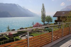 een balkon met uitzicht op een meer bij Alpenblume - Direct lake view in Brienz