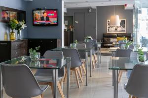 TV a/nebo společenská místnost v ubytování Urbano Hotel