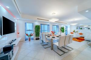 TV a/nebo společenská místnost v ubytování Princess Tower highest world Penthouse floor 86!
