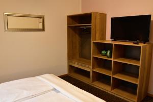 a room with a tv on a wooden book shelf at Finkl's Heimat in Zusmarshausen