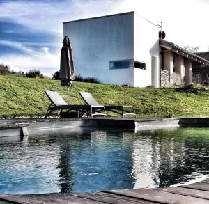 Bazén v ubytování ROSTAGNI 1834 apt with pool in the Barolo region nebo v jeho okolí
