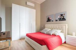 - une chambre avec un lit et une couverture rouge dans l'établissement Flawless Duomo Apartment, à Florence