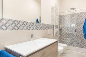 La salle de bains est pourvue d'un lavabo, de toilettes et d'une douche. dans l'établissement Flawless Duomo Apartment, à Florence