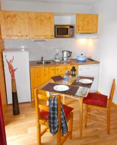 Una cocina o zona de cocina en Les Balcons De Recoin - Chamrousse