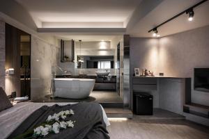 baño grande con bañera y lavamanos en Two Easy Inn en Jiufen