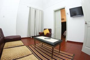 een woonkamer met een bank en een salontafel bij Casa Dona Joaquina in Reguengos de Monsaraz