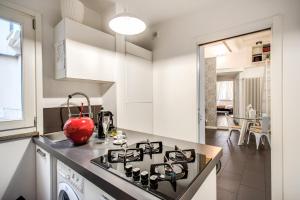 Η κουζίνα ή μικρή κουζίνα στο Trastevere Miracle Suite