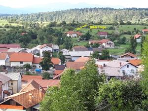 une ville avec des maisons et un panneau jaune indiquant le meilleur saut dans l'établissement Bed and Breakfast Trnje, à Pivka