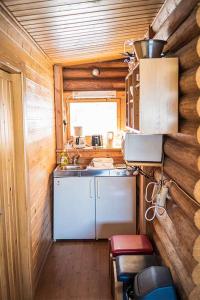 Kuchyň nebo kuchyňský kout v ubytování Ukonjärven Holiday Village